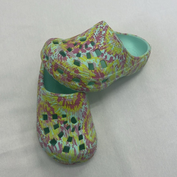 Various girls size 8 shoes, crocs, hey dude, sketchers - Picture 10 of 11